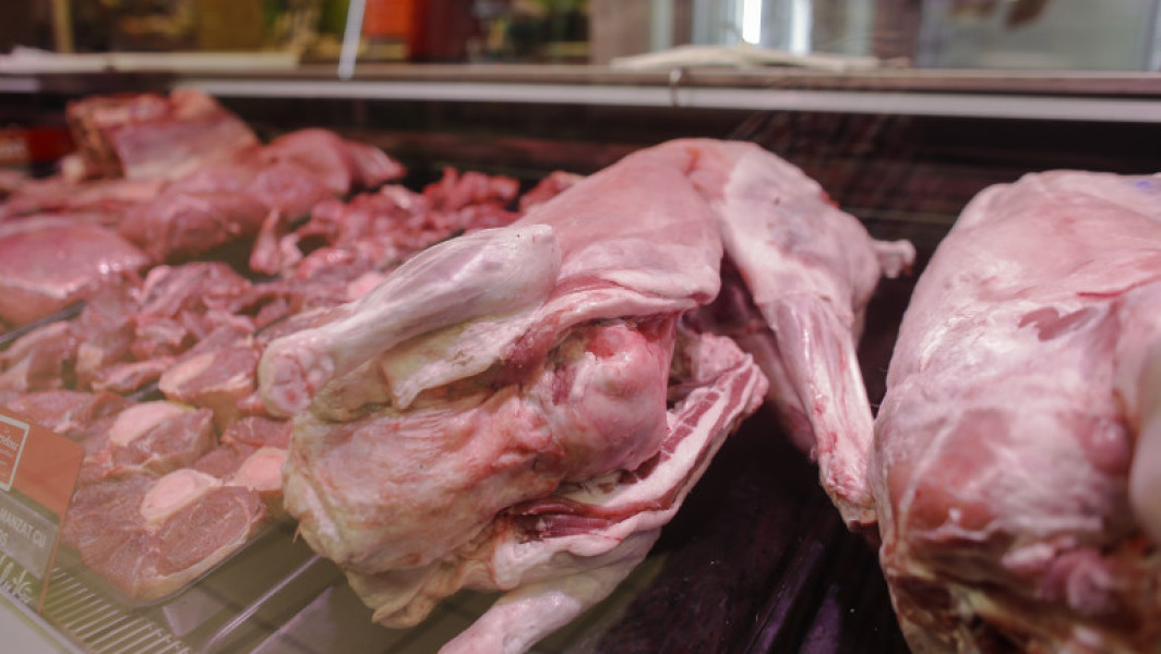 Piața în centrul atenției: Carnea de miel, printre cele mai scumpe produse pentru masa de Paști. Prețul a crescut cu peste 50% în unele orașe.