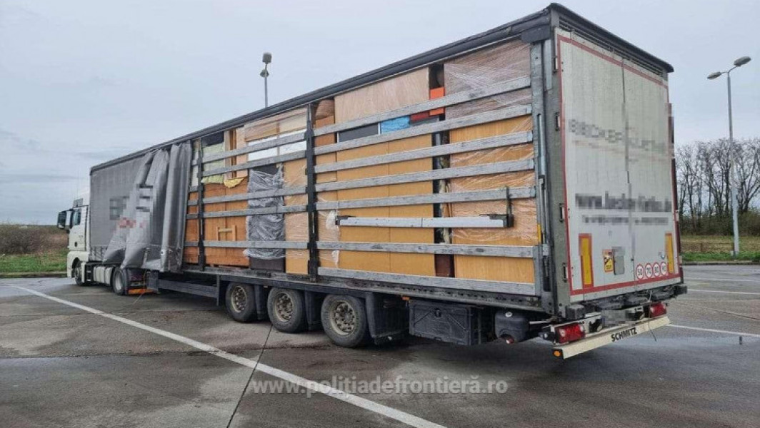Transporturi ilegale de haine oprite în Vama Petea de autoritățile române, una considerată deșeu igienic. Documentele pentru un transport din Ungaria și unul din Olanda nu erau în regulă conform polițiștilor de frontieră. Vezi ce cantitatea de haine a fost descoperită.