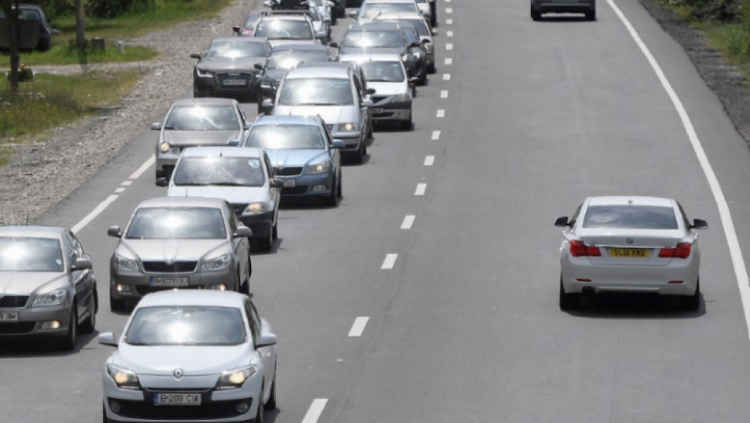 Poliția monitorizează traficul de 1 Mai în drumul spre mare și munte - aglomerație și controale pe granițe și șosele