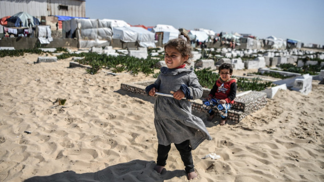 "Copiii se agață de mine, în timp ce câinii scormonesc în morminte". Mărturii teribile din Rafah, unde oamenii s-au refugiat în cimitir