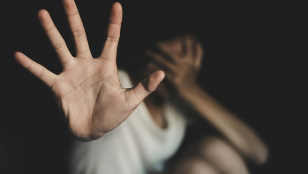UE adoptă legea anti-violență pentru femei: ce prevede directiva