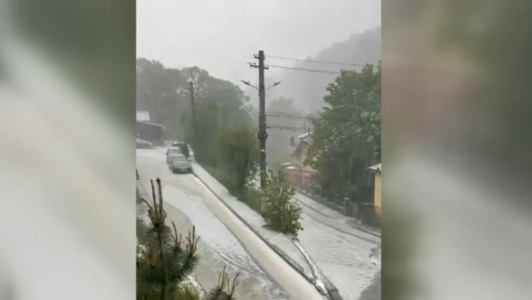 Intervenție pompieri în situația grindină și inundații în Sinaia și județul Iași - DN1 afectat, trafic reluat după lucrări de intervenție