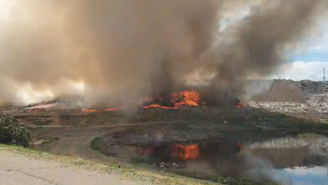 Alertă de incendiu la groapa de gunoi din Galați: Locuitorii din zonă sunt avertizați să închidă geamurile