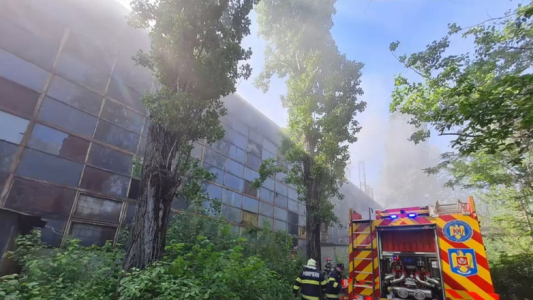 Incendiu Puternic Cuprinde Hala în Cartierul Nuci din Prahova - Acțiune în Desfășurare, Fum Masiv Degajat - Reziduri Petroliere Îngreunează Oprimarea Focului - Pompieri Intervin cu 6 Autospeciale - Mesaj RO-ALERT pentru Ploiești