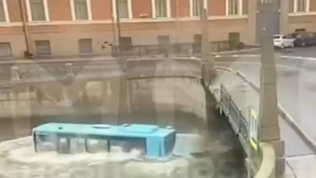 Videoclip: Autobuz Căzut de pe Pod în Sankt Petersburg – Trei Morți, Șase Răniți