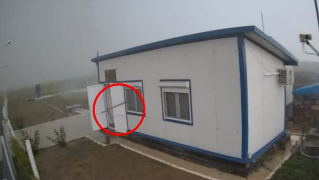 Scandal în Vrancea din cauza sistemului antigrindină - Fermierii atacă cu pietre și lemne, acuzând că împiedică ploaia