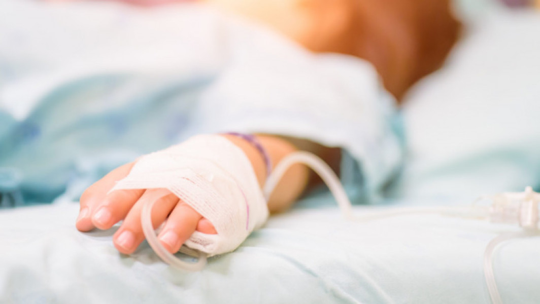 Trei copii pe cale de a muri după ce au furat o sticlă de țuică de la părinți și au ajuns în stare de comă alcoolică la spital
