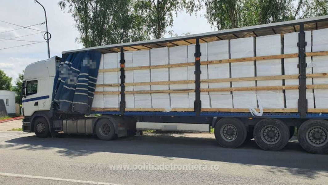 Un camion bulgar plin cu aproape 10 milioane de ţigări descoperit în Turnu Măgurele la controlul de frontieră"

"Camion încărcat cu 9,9 milioane de ţigări nedeclarate, descoperit la controlul de frontieră din Turnu Măgurele