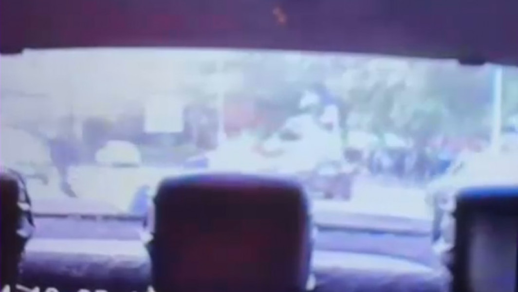CAMERA ÎNREGISTRATĂ a BĂȘTINAȘILOR care LOVESC ce ATACĂȘI. Imaginile din Crângași cu BĂRBATUL OMORÎT în BĂTAIE și ARESTAREA celor DOI.