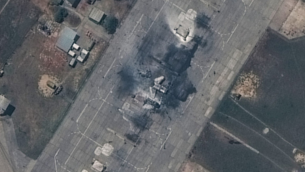 Galerie Foto Avioane arse și clădiri distruse. Imagini din satelit arată dezastrul făcut de ucraineni la baza aeriană rusă Belbek din Sevastopol