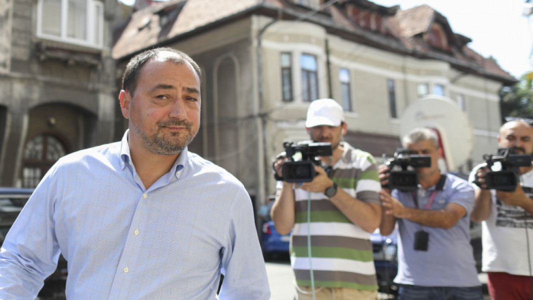 Mirel Palada, condamnat definitiv cu suspendare pentru refuzul de a-i fi prelevate mostre de sânge într-un caz de conducere sub influența alcoolului. Mai are o sentință în dosarul bătăii asupra fostului senator USR Mihai Goțiu.