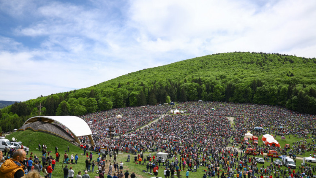 Numeroase grupuri de pelerini se îndreaptă spre Şumuleu Ciuc ca să participe la procesiunea de Rusaliile catolice