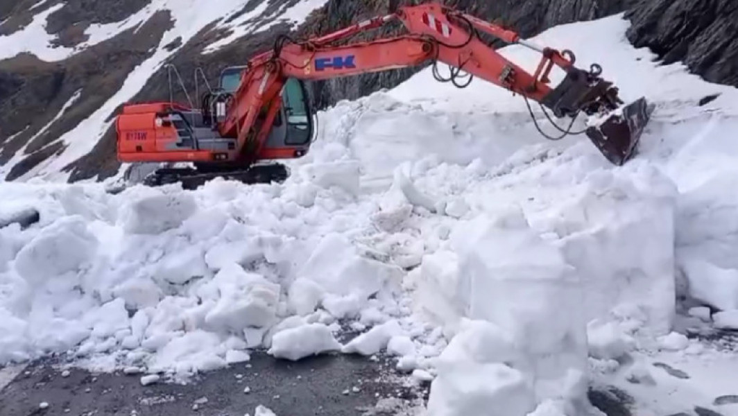 Utilaje de deszăpezire în acțiune pe Transfăgărășan! Traficul ar putea fi reluat în curând.