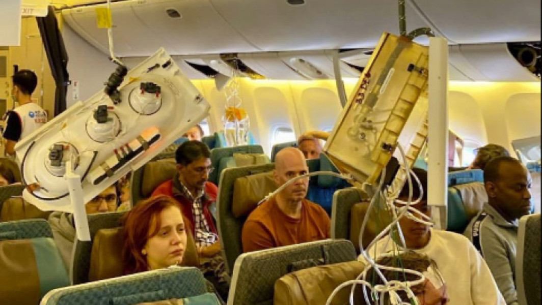 „S-a dezlănțuit iadul”. Pasagerii avionului care n-a mai ajuns la Singapore descriu coșmarul de la 11.000 de metri. Imagini cu dezastru