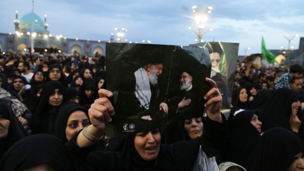 Galerie Foto „Adio spre paradis”. Ebrahim Raisi a fost înmormântat în orașul său natal. Mii de oameni i-au adus un ultim omagiu