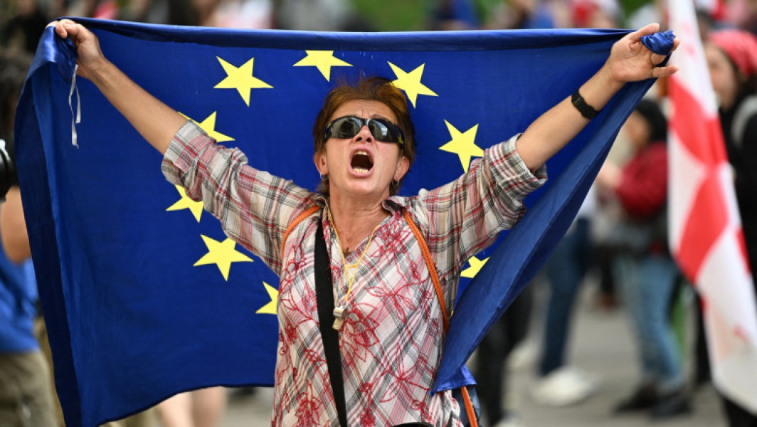 „Rușilor! Sclavilor!”: Furie în Georgia după ce Parlamentul a adoptat legea „agenților străini”
