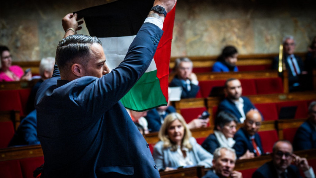 Stirile: "Scandal în Parlamentul Franței: Ședința suspendată pentru afișarea unui steag palestinian de către un deputat extrem stânga