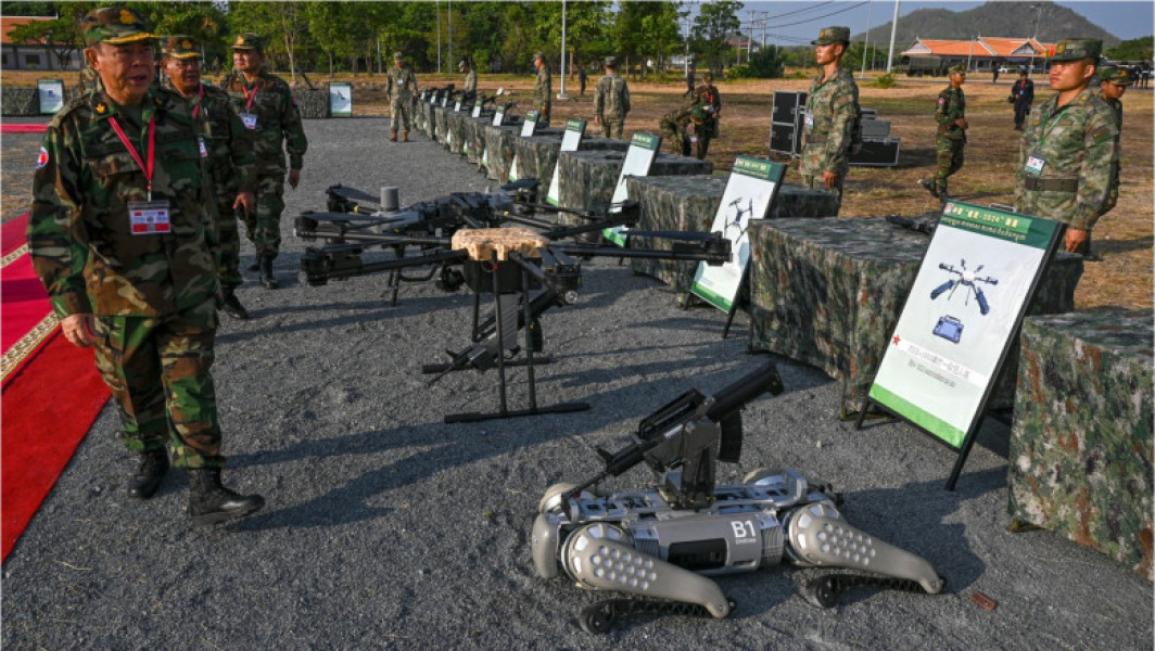 Video Armata Chinei și-a prezentat cele mai noi mașinării de ucis: câini-roboți înarmați cu puști automate