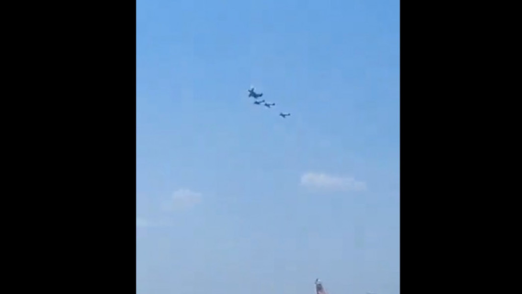 Video Două avioane s-au ciocnit în zbor la un show aviatic din Portugalia. Unul dintre piloți a murit