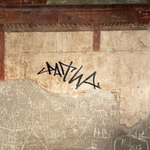 Turistul olandez care a vandalizat o casă antică din Italia, arestat și obligat să plătească reparațiile