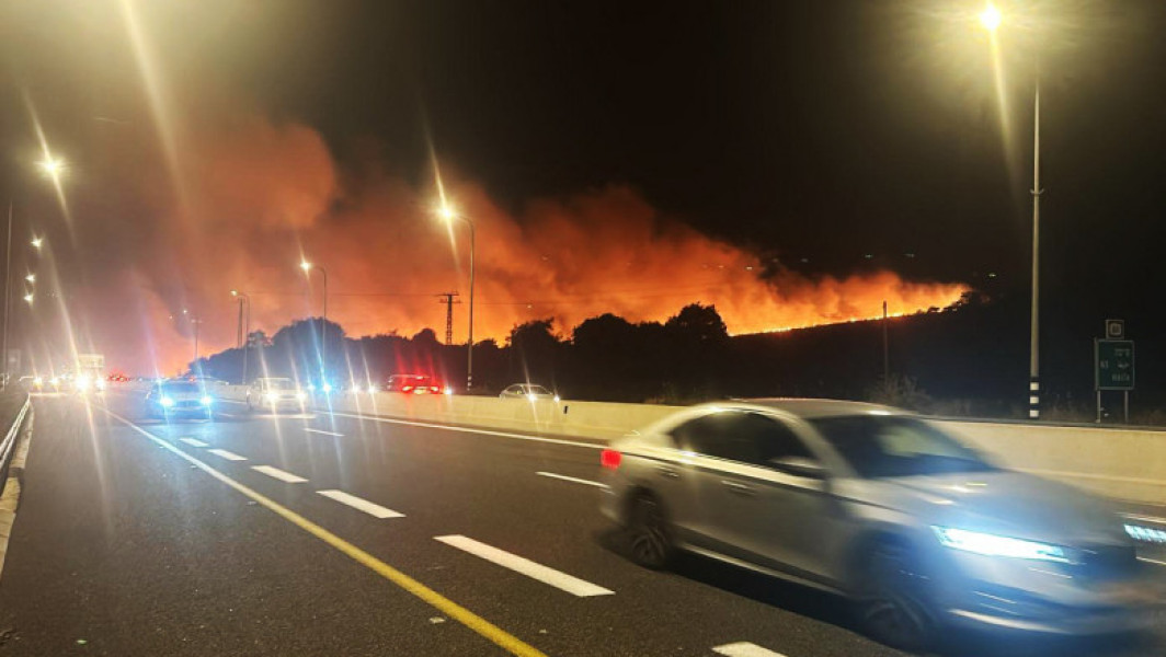 Incendii violente în Israel de Nord din cauza rachetelor și dronelor lansate de Hezbollah din Liban. Oraș evacuat parțial.