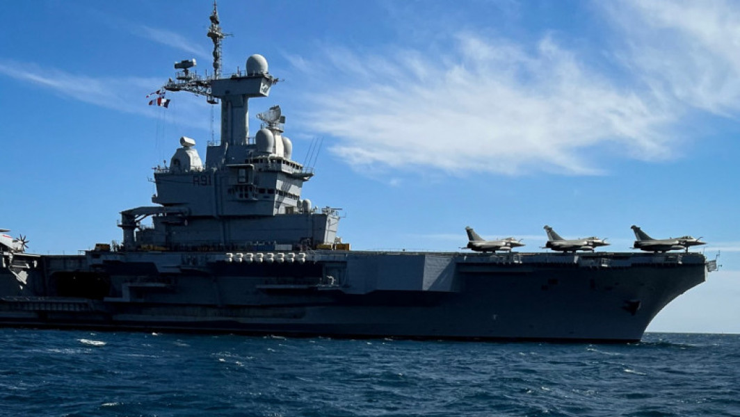 POLITICO: Portavionul „Charles de Gaulle”, pumnul blindat al marinei franceze, folosit ca mesaj pentru aliații NATO și Putin