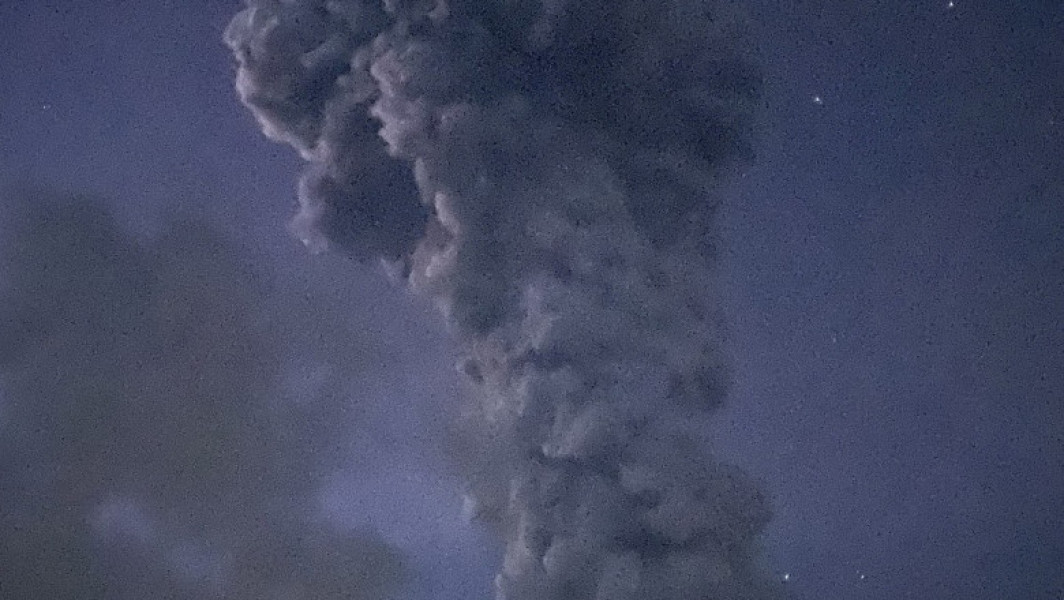 Vulcanul pe de Muntele Kanlaon din Filipine a erupt și a aruncat spre cer o coloană de cenuşă de cinci km. 43 de cutremure în 24 de ore