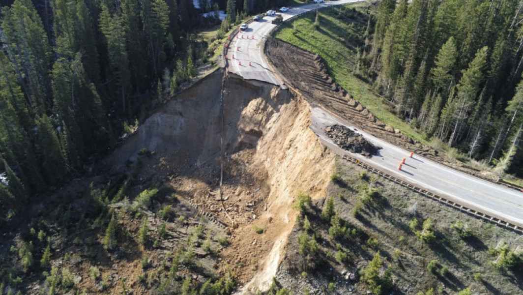 Drumul Teton Pass din Wyoming închis din cauza unei alunecări catastrofale de teren