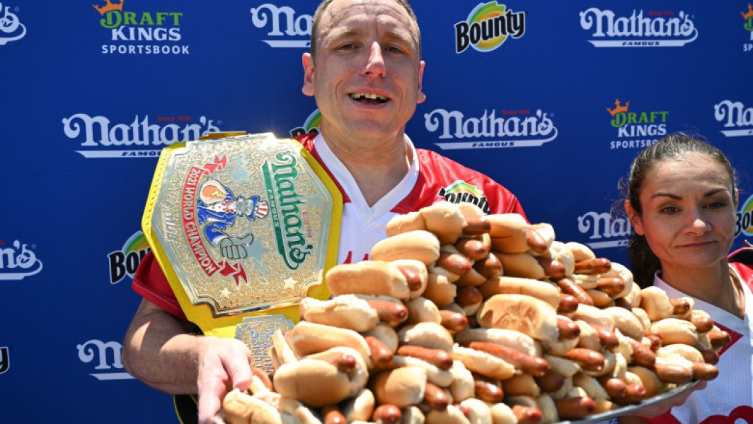 Joey Chestnut, exclus de la Nathan's Hot Dog Eating Contest din cauza unui contract vegan