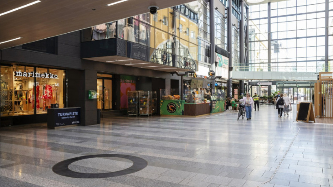 Simpatizant de extrema dreaptă a înjunghiat un copil într-un centru comercial din Finlanda