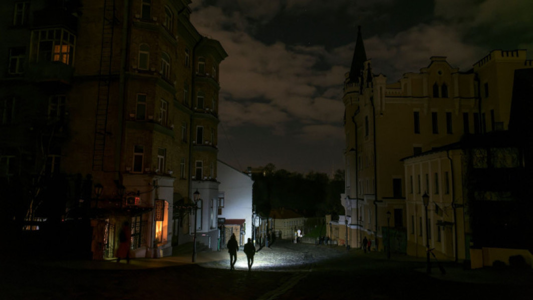 Ucraina se confruntă cu întreruperi de curent până la 12 ore pe zi din cauza atacurilor Rusiei